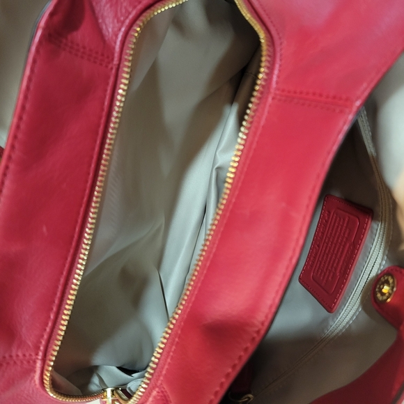 Elegant Red Leather Shoulder Bag - Picture 9 of 16